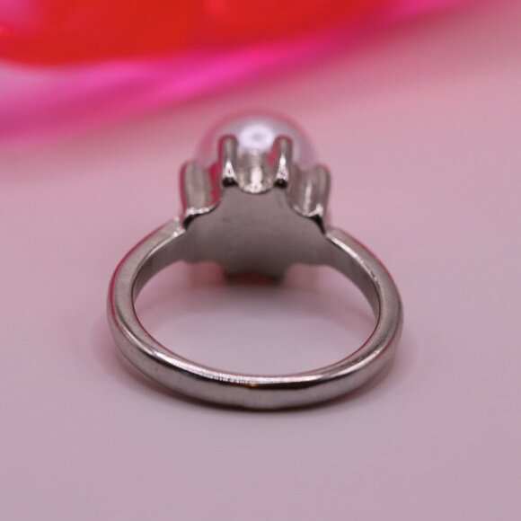 Size 8 Silver tone ring with Oversized Faux Pearl - Picture 5 of 5